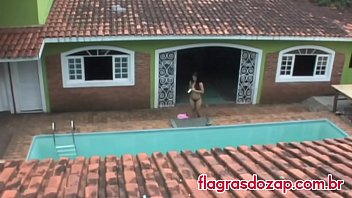 Morena Deliciosa Se Bronzeando Na Piscina