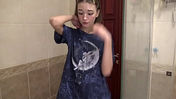 Tink Meow In A Shower